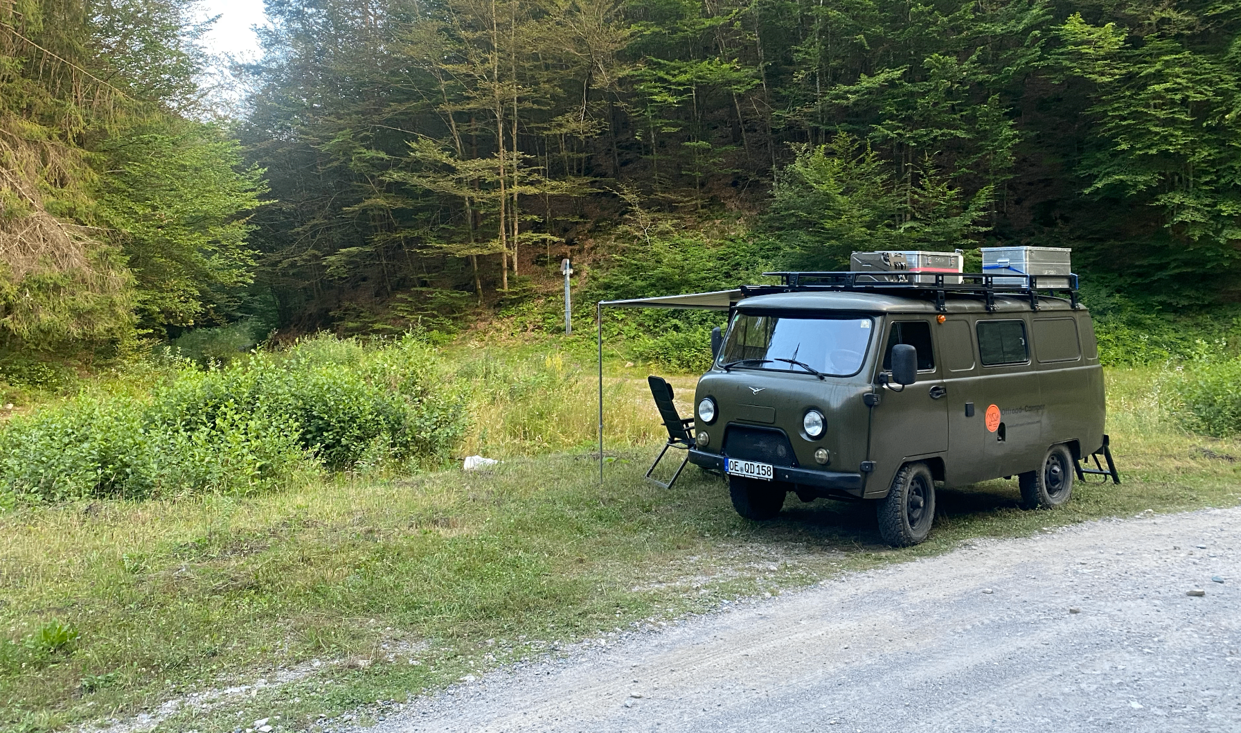 UAZ Buchanka am Waldrand als Hero Bild auf der Startseite