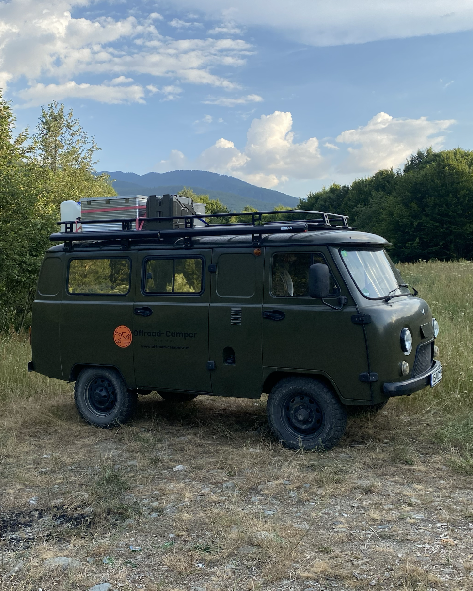 UAZ Buchanka in den Bergen