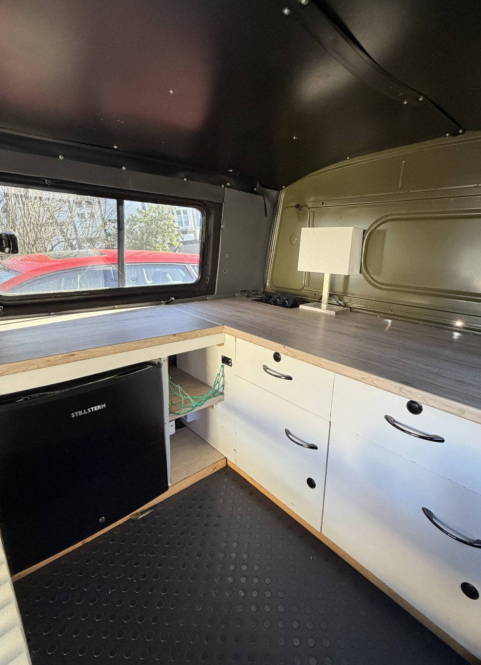 UAZ Buchanka Küche mit Kühlschrank und Arbeitsplatte