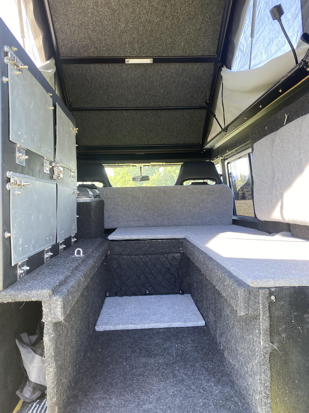 Innenraum Land Rover Defender mit ausgeklapptem Aufstelldach